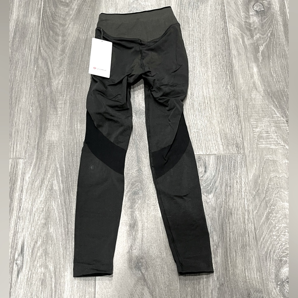 NWT Lululemon Seamless Mesh HR train tight in Gull Grey- 2